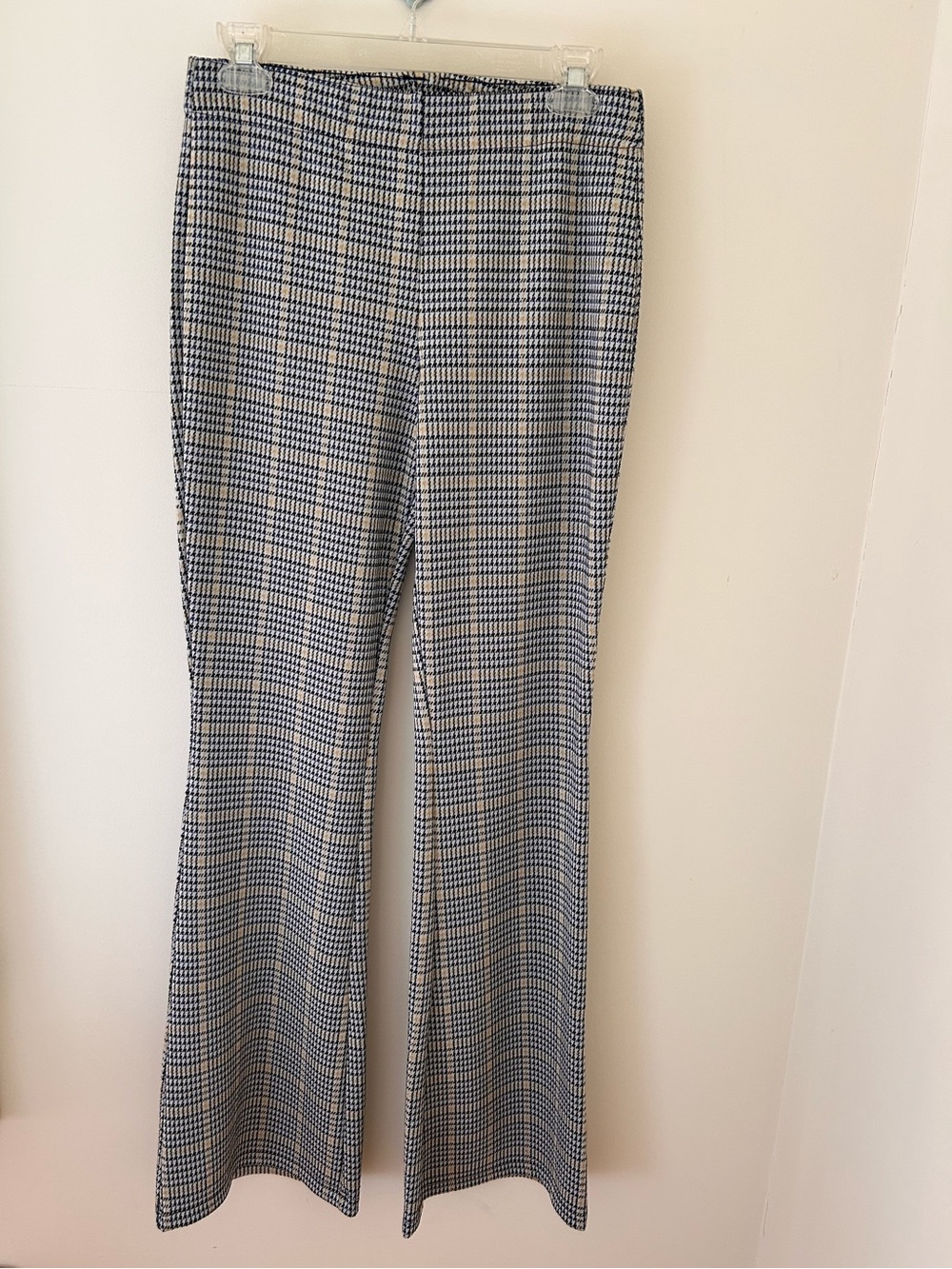Abercrombie & Fitch Houndstooth Flared Pants
Size: Small
NWT